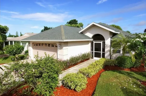 Salt water Pool/Spa Home WALKING DISTANCE TO Vanderbilt Beach! SUMMER SPECIAL !!