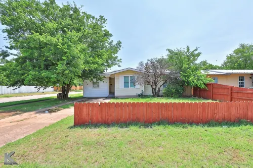 Near Hsu, Acu & Hendrick ~ Clean ~ Charming Cottage  ~ New Discounts ~ Dogs