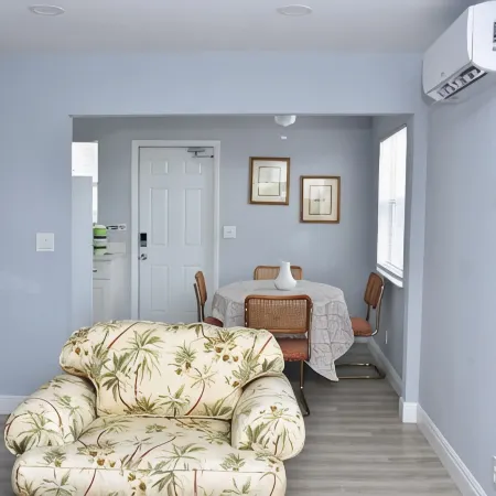 NEW BEACH LISTING -Walk To Beach, BBQ Grill, Scuba, Beach Chairs