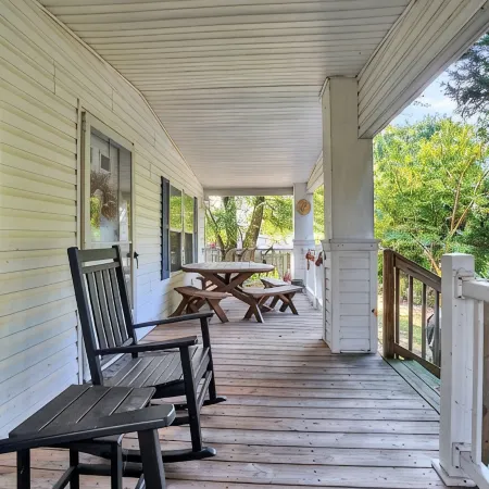Captain's Cottage- Walking distance to beach, 10 Mins to DE Turf