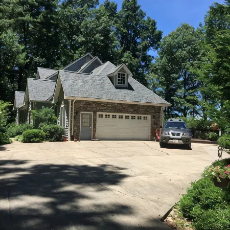 Treetop Hideaway with mountain views. 1000 sq. ft. 10 min to downtown Asheville!