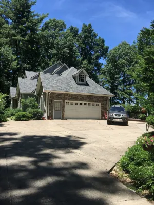 Treetop Hideaway with mountain views. 1000 sq. ft. 10 min to downtown Asheville! - WiFi