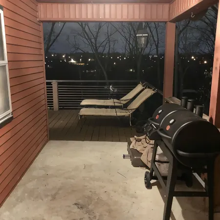 Enjoy fireside sunset & walk to movies, shops, restaurants!