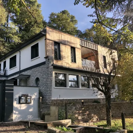House in a green setting 2 minutes from Brive Отели в г. Мальмор