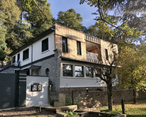 House in a green setting 2 minutes from Brive Ξενοδοχεία στην πόλη Malemort