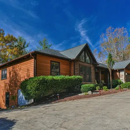 Upscale, Well-Appointed, Spacious Retreat. Close to Everything. Great Amenities.