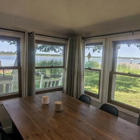 Charming 4-bedroom cottage ON Tawas Lake Pet, kid-friendly. Great Bird watching!