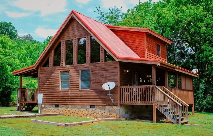 Country Life~ Hot Tub, Pool Table, Foosball, Fire Pit and Short Stroll to Creek.