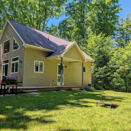 Tranquil Woodsy Getaway in Leelanau Peninsula - Golf, Wineries, Hiking, Beaches!