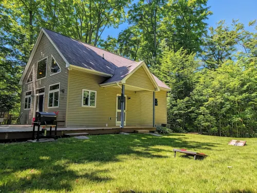 Tranquil Woodsy Getaway in Leelanau Peninsula - Golf, Wineries, Hiking, Beaches! - Hytter