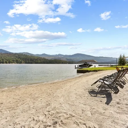 Beautiful Waterfront Cabin with a Hot Tub & Sauna