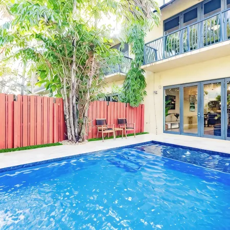 Spacious townhouse in downtown with rooftop terrace, heated pool, and king bed