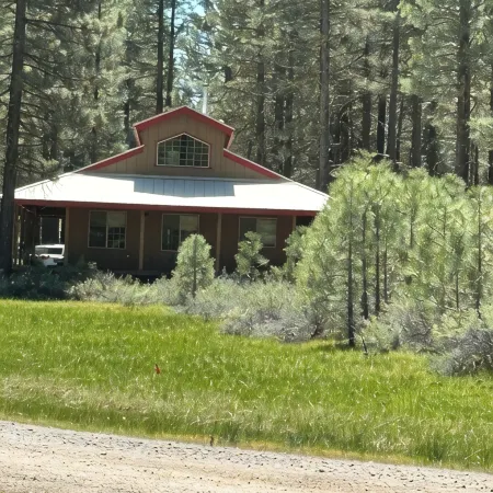 Cozy Cabin with wrap around porch. Walking distance to Chalet View Lodge.