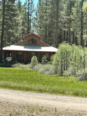 Cozy Cabin with wrap around porch. Walking distance to Chalet View Lodge.