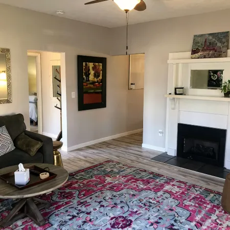 Artistic Retreat - Walk Downtown, Sparkling Clean!