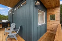 Cute clean cabin with views, hot tub, deck, grill - near Waco, TX