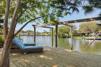 Private wooded 3BR/3BA house w/heated pool on canal just steps from beach - 프라이빗 풀