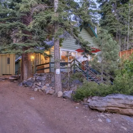 Cozy, secluded cabin, great location and beautiful spa with sweeping views!