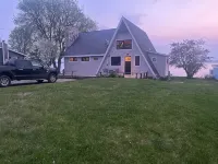 Beautiful lakefront home directly on Hubbard Lake, East Shore - Wifi