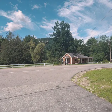 Cozy 4 season waterfront cottage in the white mountains on the bearcamp river! Отели в г. Оссипи