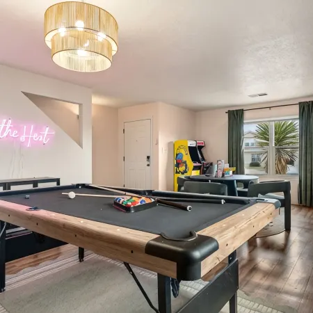 ABQ Oasis! Pool and Hot Tub OPEN ALL YEAR!, Game Room, Golf, Great for Reunions!