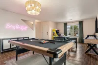 ABQ Oasis! Pool and Hot Tub OPEN ALL YEAR!, Game Room, Golf, Great for Reunions! - Private Pools