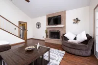 Spacious Welcoming Oasis With Gameroom