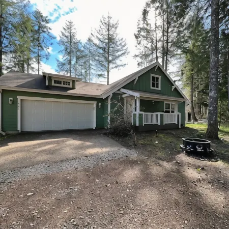 Olympic Base Camp: Pet friendly & spacious 4 bedroom home w/ hot tub