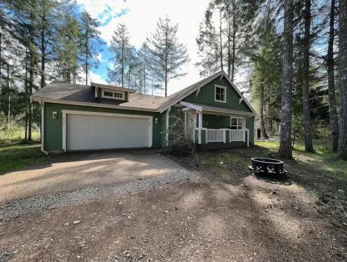 Olympic Base Camp: Pet friendly & spacious 4 bedroom home w/ hot tub