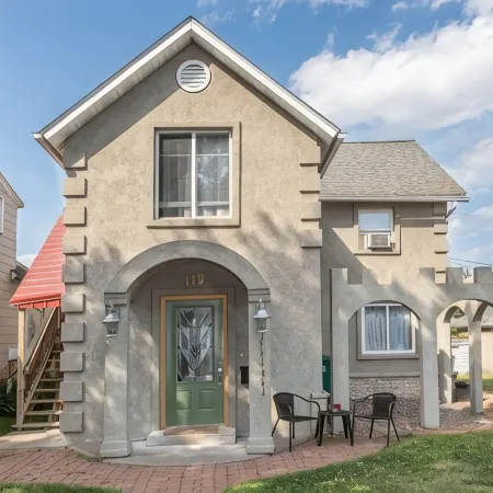 Charming Oasis in the Heart of Historic Downtown