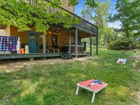 5BR Private Mountain Game Cabin! Hot Tub, Fire Pit マクガヘイズビルのホテル