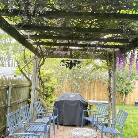 Newport’s garden house near beach . Convenient