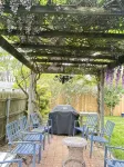 Newport’s garden house near beach . Convenient
