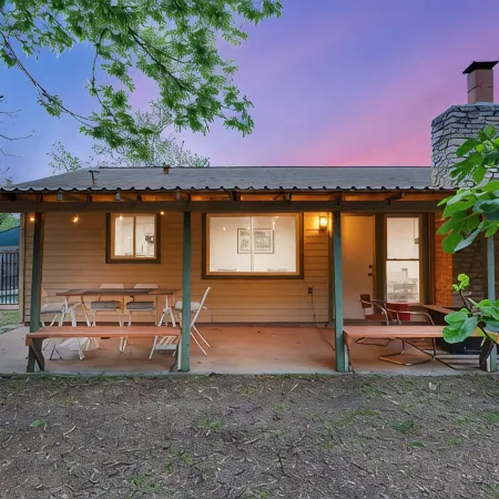 Pool & Gameroom, pet friendly, 10 Minutes from South congress, 20 from Downtown