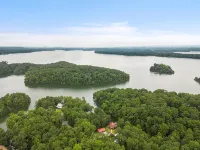 Lakefront 3-bedroom cottage on Watts Bar Lake with boat slip! - 4-Star