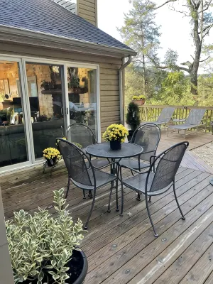 Cliff’s End • Ski & Golf Views • Fire Pit • Game Room