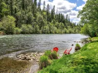 'RIVER HAVEN' is a serene riverside cabin on the Rogue River Hotels in Trail