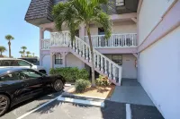 High End 2Br & 2Bath Condo Next to Pier!  Pool, Balcony & Right on the Beach! - Balkoner