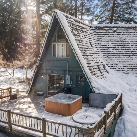 Pet Friendly, 10 Guests, Walking Distance to Payette Lake/Downtown, Hot Tub!