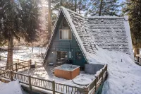 Pet Friendly, 10 Guests, Walking Distance to Payette Lake/Downtown, Hot Tub!