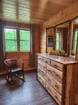 Cozy cabin in tranquil setting overlooking pond - Chalets