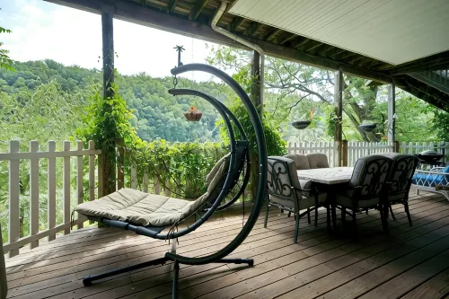 River Retreat with private apartment and deck on the beautiful Delaware River