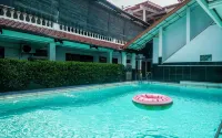 RedDoorz Plus Near Alun Alun Selatan - Pensions