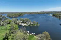 2-bedroom house on Strawberry Lake in Pinckney, MI with hot tub, WiFi. - Homestays