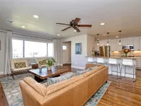 4BDRM W/Private Pool & Hot Tub - Walk to Town Square, Minutes to Wineries!