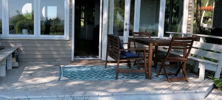 Bright and Cheerful Lake Front Beach Cottage オゾーキーのホテル