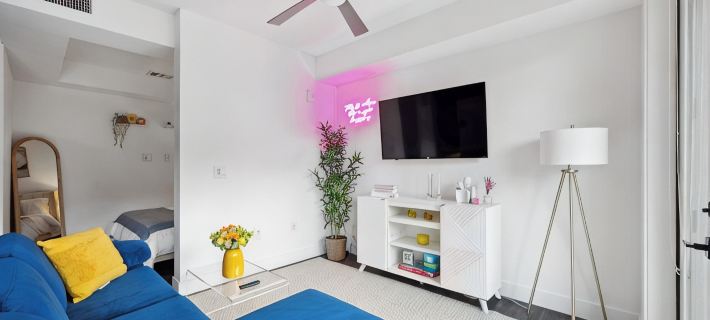 Beautiful 1-bedroom apartment in charming MdR with pool and free parking Hotels in Marina del Rey