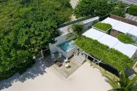 Newly Expanded! Lavish & Exclusive Beachfront Mansion. - 4 tähden