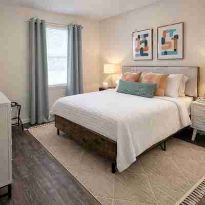5 Minutes to Vsu, I-75 & Restaurants! Sleeps 5 w/ 2 Full Baths- Family Friendly Rooms