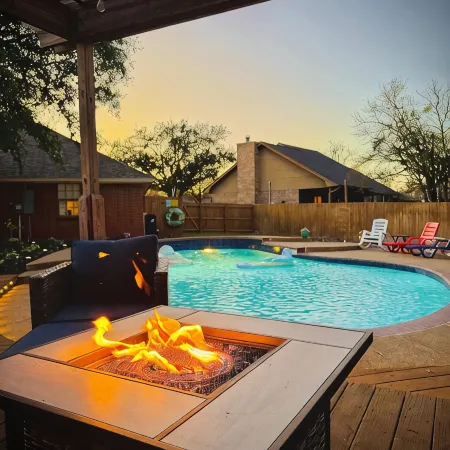 Backyard Oasis with Private Pool, SPA and Putting Green only 2 Miles from TAMU!